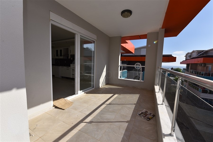 دوبلكس باطلالة بحرية ضمن مجمع حديث في منطقة كاستل الهادئة 