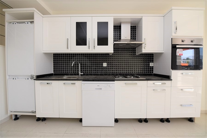 دوبلكس باطلالة بحرية ضمن مجمع حديث في منطقة كاستل الهادئة 