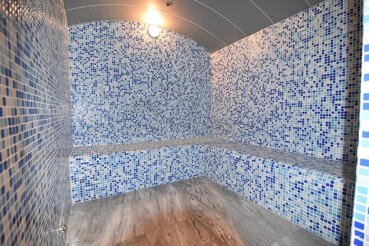 دوبلكس باطلالة بحرية ضمن مجمع حديث في منطقة كاستل الهادئة 