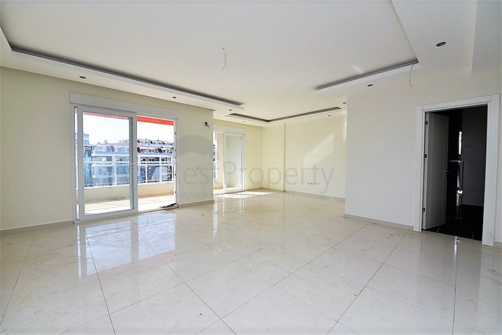 دوبلكس باطلالة بحرية ضمن مجمع حديث في منطقة كاستل الهادئة 