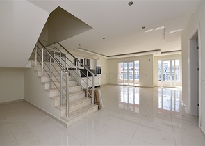 دوبلكس باطلالة بحرية ضمن مجمع حديث في منطقة كاستل الهادئة 