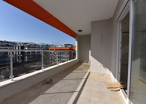 دوبلكس باطلالة بحرية ضمن مجمع حديث في منطقة كاستل الهادئة 