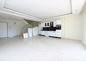 دوبلكس باطلالة بحرية ضمن مجمع حديث في منطقة كاستل الهادئة 