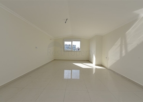 دوبلكس باطلالة بحرية ضمن مجمع حديث في منطقة كاستل الهادئة 