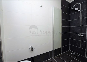 دوبلكس باطلالة بحرية ضمن مجمع حديث في منطقة كاستل الهادئة 