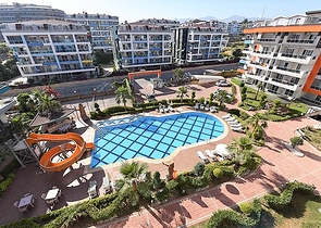 دوبلكس باطلالة بحرية ضمن مجمع حديث في منطقة كاستل الهادئة 