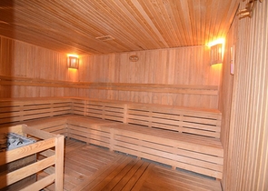 دوبلكس باطلالة بحرية ضمن مجمع حديث في منطقة كاستل الهادئة 