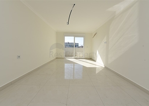 دوبلكس باطلالة بحرية ضمن مجمع حديث في منطقة كاستل الهادئة 