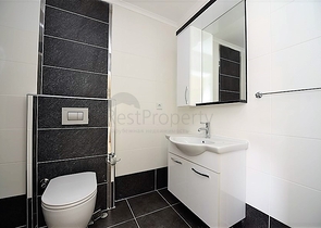 دوبلكس باطلالة بحرية ضمن مجمع حديث في منطقة كاستل الهادئة 