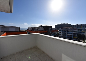 دوبلكس باطلالة بحرية ضمن مجمع حديث في منطقة كاستل الهادئة 