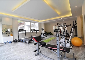 دوبلكس باطلالة بحرية ضمن مجمع حديث في منطقة كاستل الهادئة 