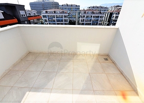 دوبلكس باطلالة بحرية ضمن مجمع حديث في منطقة كاستل الهادئة 