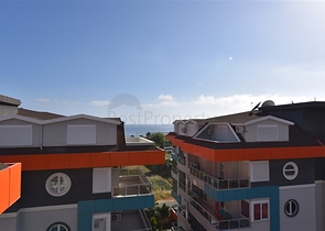 دوبلكس باطلالة بحرية ضمن مجمع حديث في منطقة كاستل الهادئة 