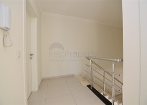 دوبلكس باطلالة بحرية ضمن مجمع حديث في منطقة كاستل الهادئة 