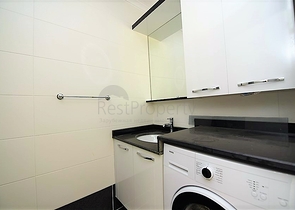 دوبلكس باطلالة بحرية ضمن مجمع حديث في منطقة كاستل الهادئة 