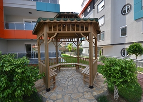 دوبلكس باطلالة بحرية ضمن مجمع حديث في منطقة كاستل الهادئة 