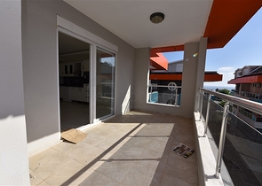 دوبلكس باطلالة بحرية ضمن مجمع حديث في منطقة كاستل الهادئة 