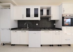 دوبلكس باطلالة بحرية ضمن مجمع حديث في منطقة كاستل الهادئة 