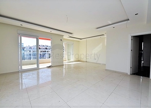 دوبلكس باطلالة بحرية ضمن مجمع حديث في منطقة كاستل الهادئة 