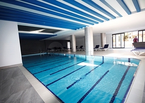 ضمن مجمع سكني حديث بأول خط على البحر - غرفة نوم وصالة في مهموتلار -الانيا 