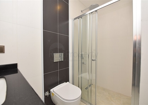 ضمن مجمع سكني حديث بأول خط على البحر - غرفة نوم وصالة في مهموتلار -الانيا 