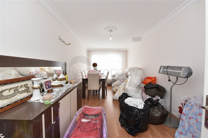 دوبلكس بتصميم ثلاث غرف وصالة ضمن مجمع حديث في منطقة مهموتلار 