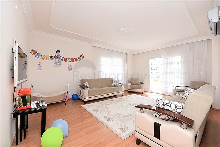 دوبلكس بتصميم ثلاث غرف وصالة ضمن مجمع حديث في منطقة مهموتلار 