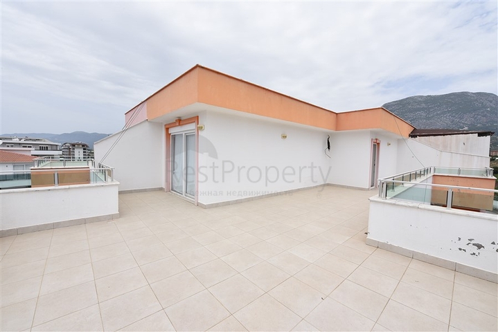 دوبلكس بتصميم ثلاث غرف وصالة ضمن مجمع حديث في منطقة مهموتلار 