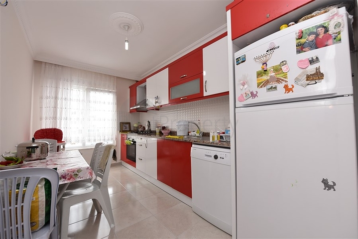 دوبلكس بتصميم ثلاث غرف وصالة ضمن مجمع حديث في منطقة مهموتلار 