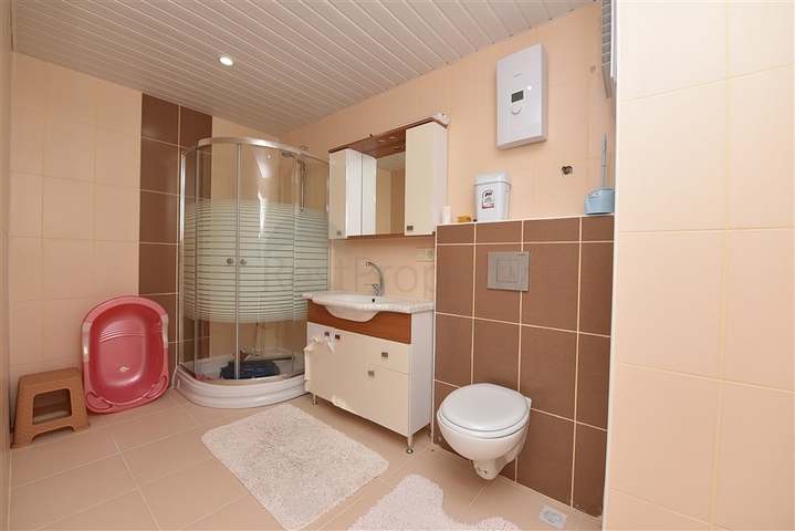 دوبلكس بتصميم ثلاث غرف وصالة ضمن مجمع حديث في منطقة مهموتلار 