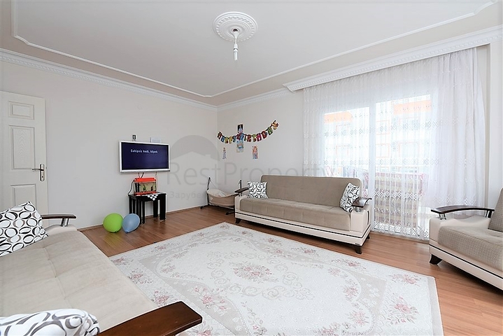 دوبلكس بتصميم ثلاث غرف وصالة ضمن مجمع حديث في منطقة مهموتلار 