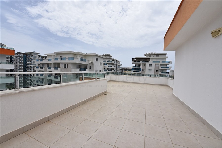 دوبلكس بتصميم ثلاث غرف وصالة ضمن مجمع حديث في منطقة مهموتلار 