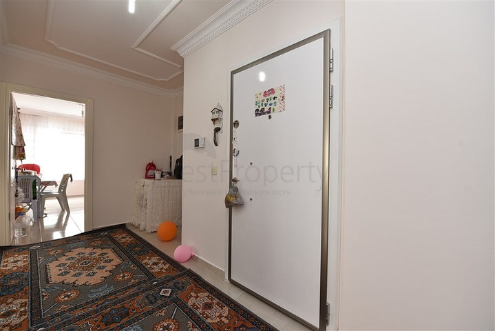 دوبلكس بتصميم ثلاث غرف وصالة ضمن مجمع حديث في منطقة مهموتلار 