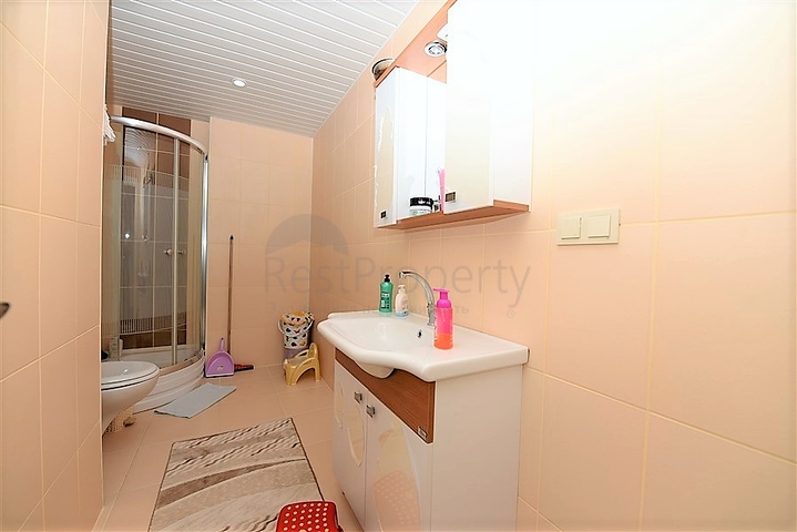 دوبلكس بتصميم ثلاث غرف وصالة ضمن مجمع حديث في منطقة مهموتلار 