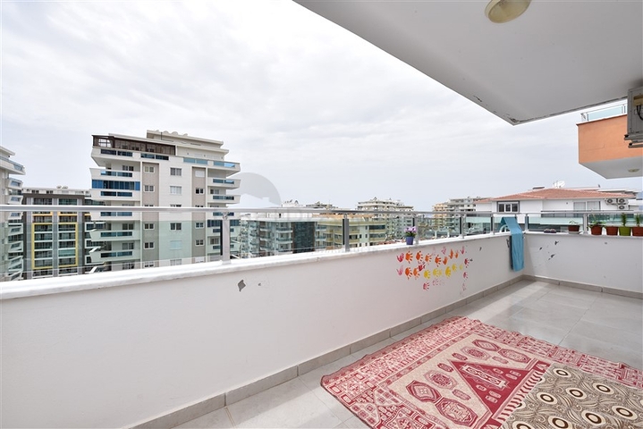 دوبلكس بتصميم ثلاث غرف وصالة ضمن مجمع حديث في منطقة مهموتلار 