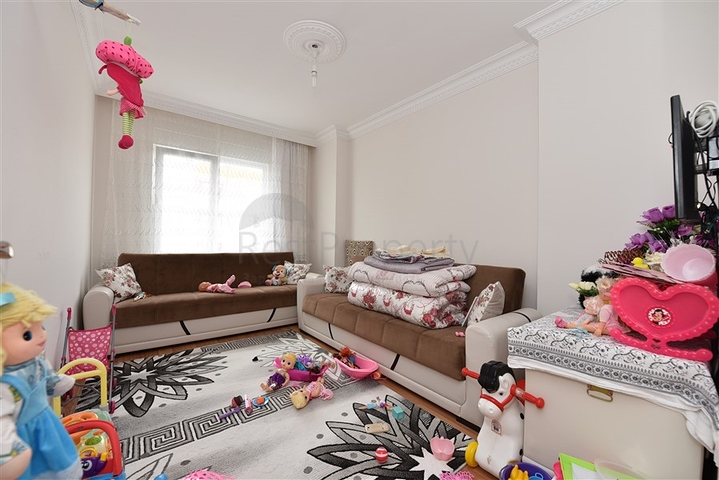 دوبلكس بتصميم ثلاث غرف وصالة ضمن مجمع حديث في منطقة مهموتلار 