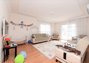 دوبلكس بتصميم ثلاث غرف وصالة ضمن مجمع حديث في منطقة مهموتلار 