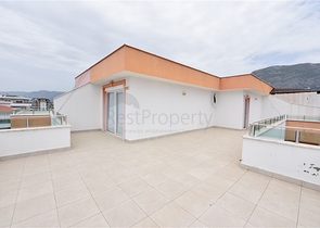 دوبلكس بتصميم ثلاث غرف وصالة ضمن مجمع حديث في منطقة مهموتلار 