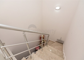 دوبلكس بتصميم ثلاث غرف وصالة ضمن مجمع حديث في منطقة مهموتلار 