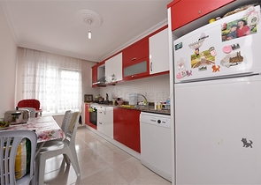 دوبلكس بتصميم ثلاث غرف وصالة ضمن مجمع حديث في منطقة مهموتلار 