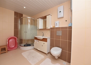 دوبلكس بتصميم ثلاث غرف وصالة ضمن مجمع حديث في منطقة مهموتلار 