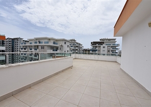 دوبلكس بتصميم ثلاث غرف وصالة ضمن مجمع حديث في منطقة مهموتلار 