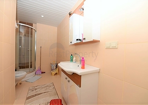 دوبلكس بتصميم ثلاث غرف وصالة ضمن مجمع حديث في منطقة مهموتلار 