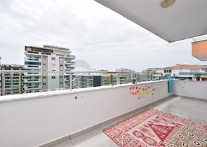 دوبلكس بتصميم ثلاث غرف وصالة ضمن مجمع حديث في منطقة مهموتلار 