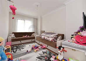 دوبلكس بتصميم ثلاث غرف وصالة ضمن مجمع حديث في منطقة مهموتلار 