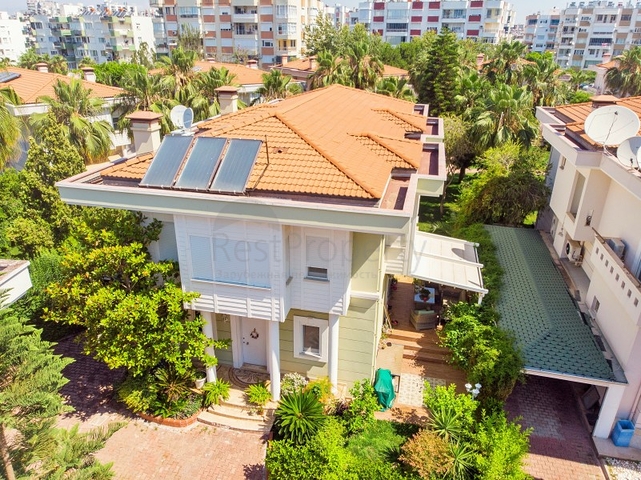 فيلا 6 + 2 في وسط لارا أنطاليا 200 م إلى البحر