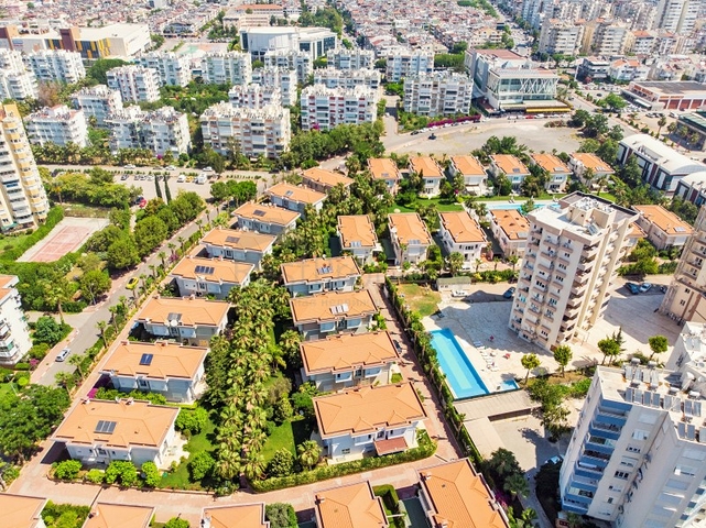 فيلا 6 + 2 في وسط لارا أنطاليا 200 م إلى البحر