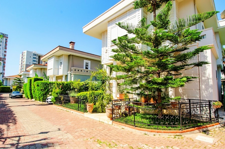 فيلا 6 + 2 في وسط لارا أنطاليا 200 م إلى البحر