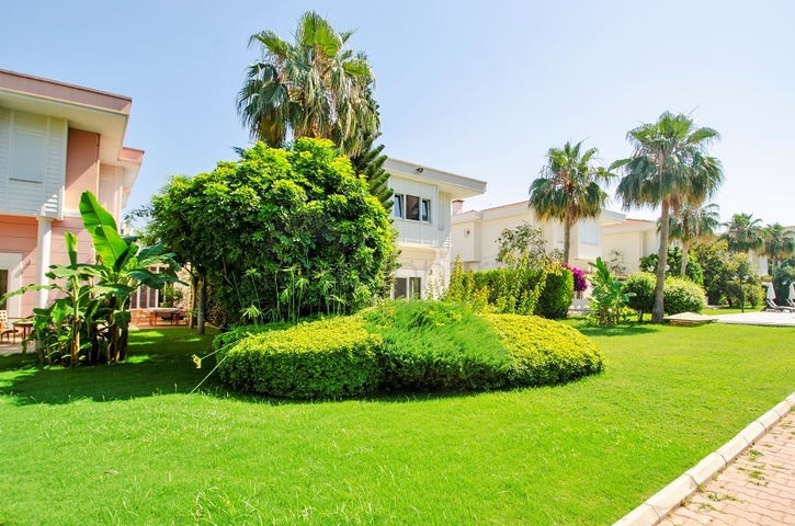 فيلا 6 + 2 في وسط لارا أنطاليا 200 م إلى البحر