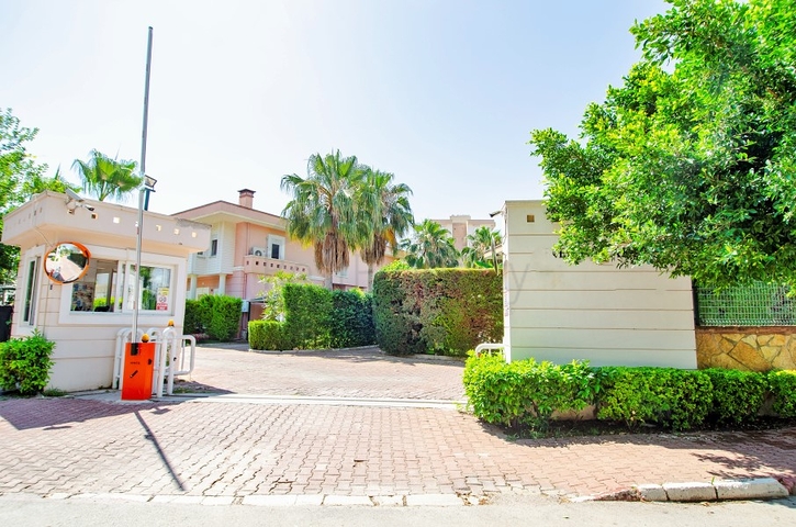 فيلا 6 + 2 في وسط لارا أنطاليا 200 م إلى البحر